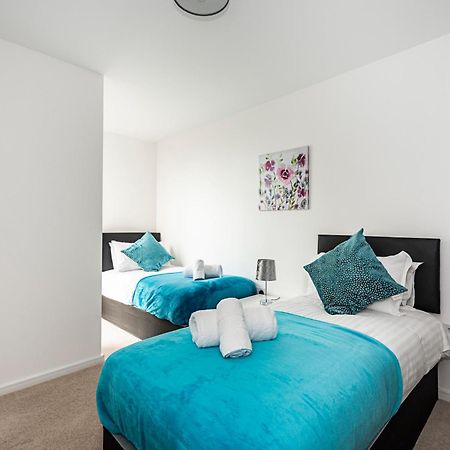 Chiswick Park 3 Bed 3 Bath West London - Parking Apartment Exterior photo