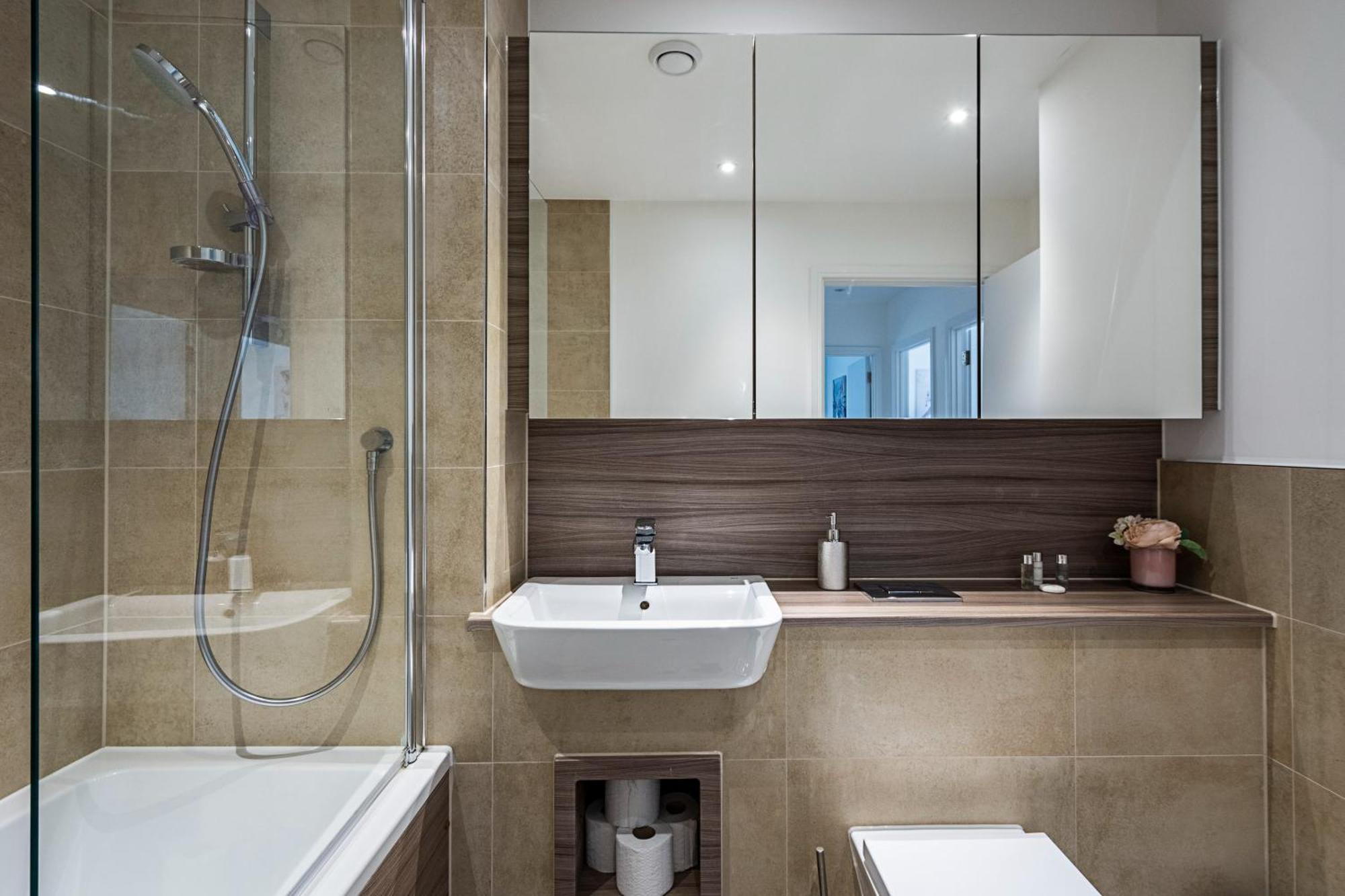 Chiswick Park 3 Bed 3 Bath West London - Parking Apartment Exterior photo