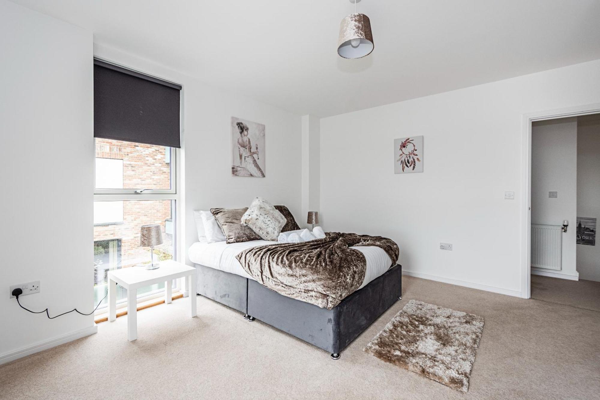 Chiswick Park 3 Bed 3 Bath West London - Parking Apartment Exterior photo