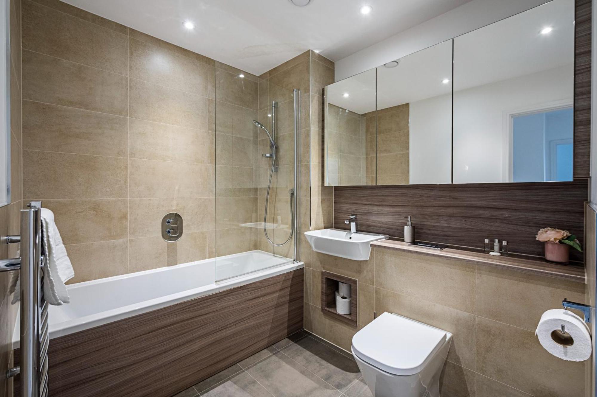 Chiswick Park 3 Bed 3 Bath West London - Parking Apartment Exterior photo