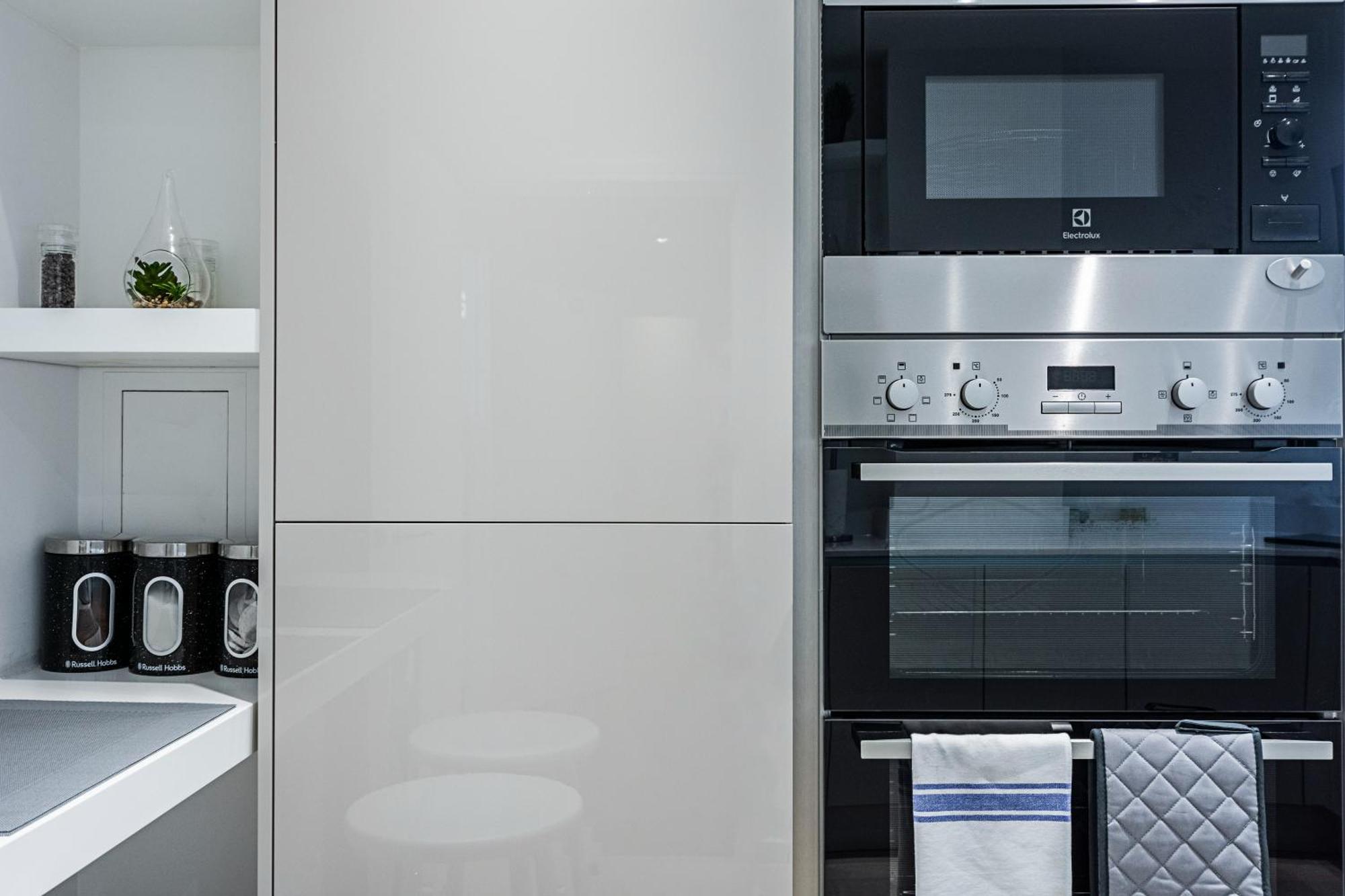 Chiswick Park 3 Bed 3 Bath West London - Parking Apartment Exterior photo