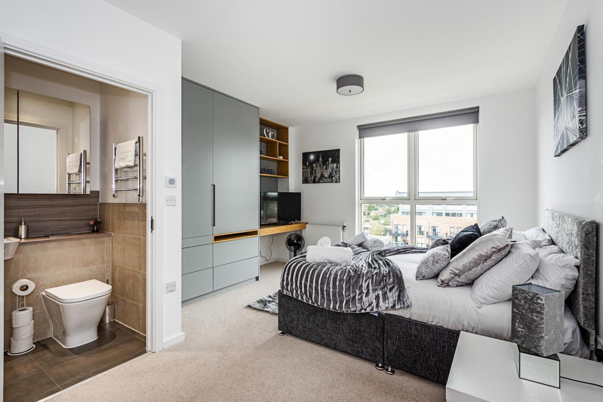 Chiswick Park 3 Bed 3 Bath West London - Parking Apartment Exterior photo